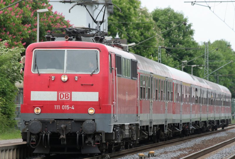 Die 111 015-4 auf dem RE4 Verstrker von Dsseldorf nach Aachen in Geilenkirchen am 08.05.2009