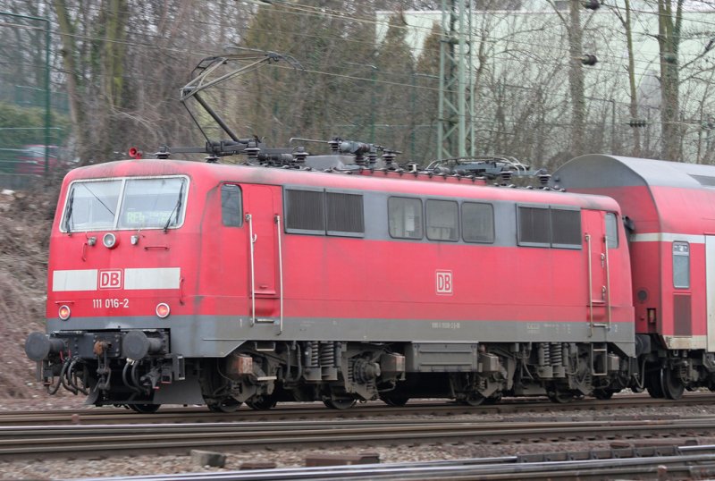 Die 111 016-2 auf dem RE4 von Aachen nach Dortmund in Aachen West am 07.03.2009