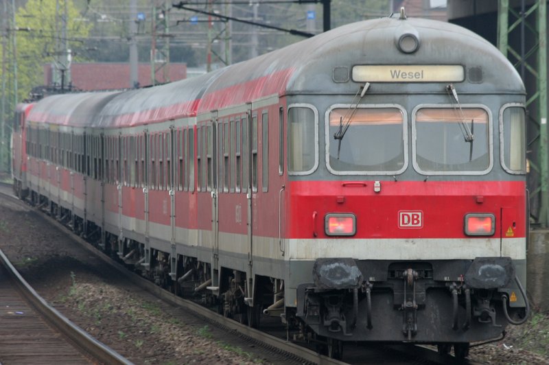 Die 111 016-2 auf der RB35 von D�sseldorf nach Wesel verl�sst Oberhausen Sterkrade mit 6 N-Wagen, aufgenommen am 07.04.2009