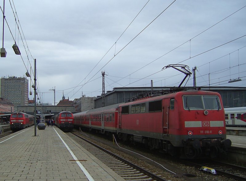 Die 111 018 mit einem RE und die 218 376 und die 218 467 am 01.12.2007 in Mnchen HBF.