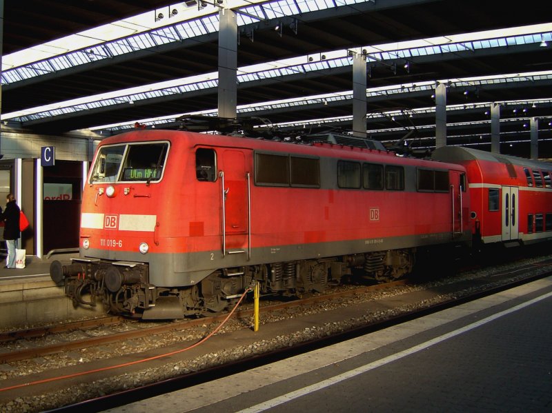 Die 111 019 am 08.11.2008 mit einem RE nach Ulm in Mnchen Hbf . 