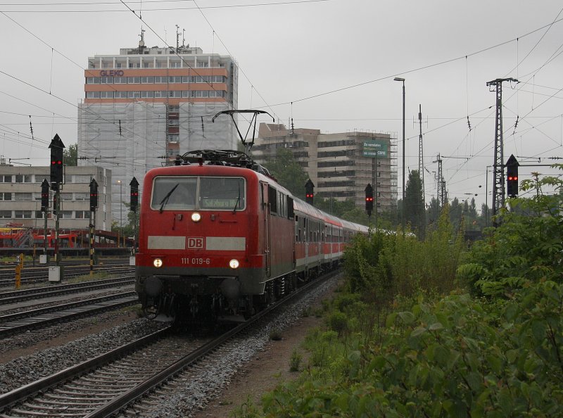 Die 111 019 am 16.05.2009 mit dem RE nach Salzburg bei der einfahrt in Mnchen Ost.