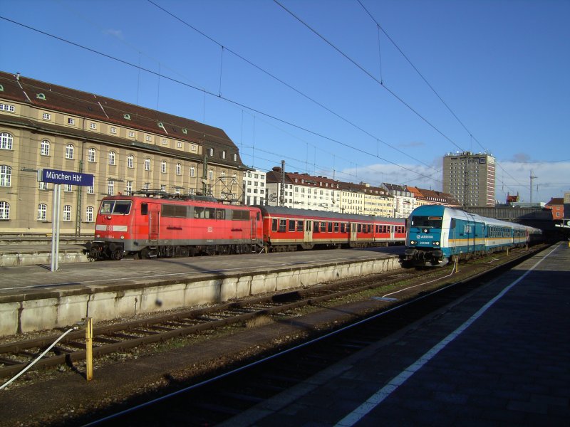 Die 111 020 mit dem RE nach Innsbruck und der 223 062 mit dem ALEX nach Lindau am 06.02.2008 in Mnchen HBF.  