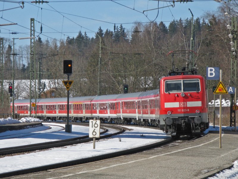 Die 111 023 f�hrt an diesem sonnigen 28.Feb.2009 mit ihrer Regionalbahn nach M�nchen aus Bad Endorf aus.