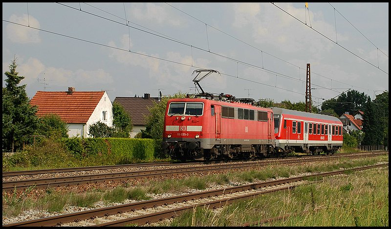 Die 111 025 berfhrt einen Wittenb.-Stw. nach Augsburg. Aufgenommen in den Sommerferien 2008 bei Haspelmoor.
