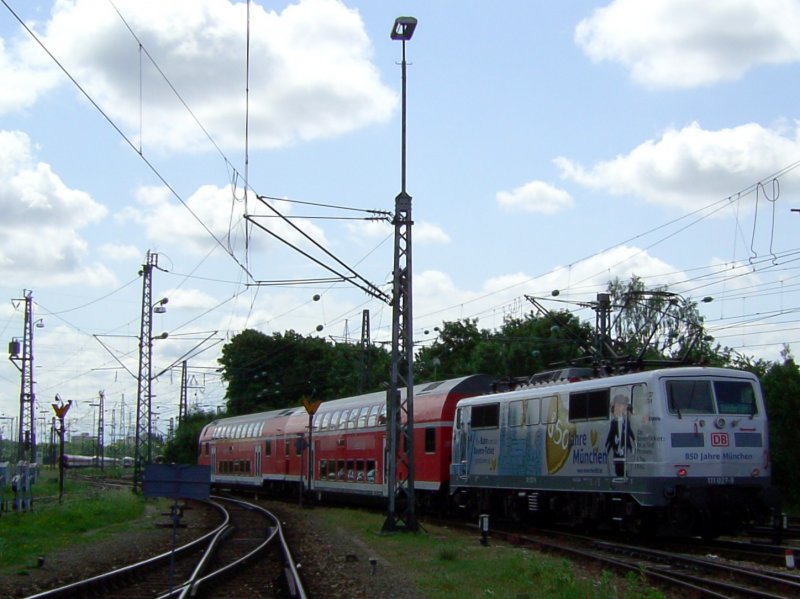 Die 111 027 (850 Jahre M�nchen) am 31.05.2008 bei der Abfahrt im Wagenwerk M�nchen Pasing. (Tag der Offenent�r)