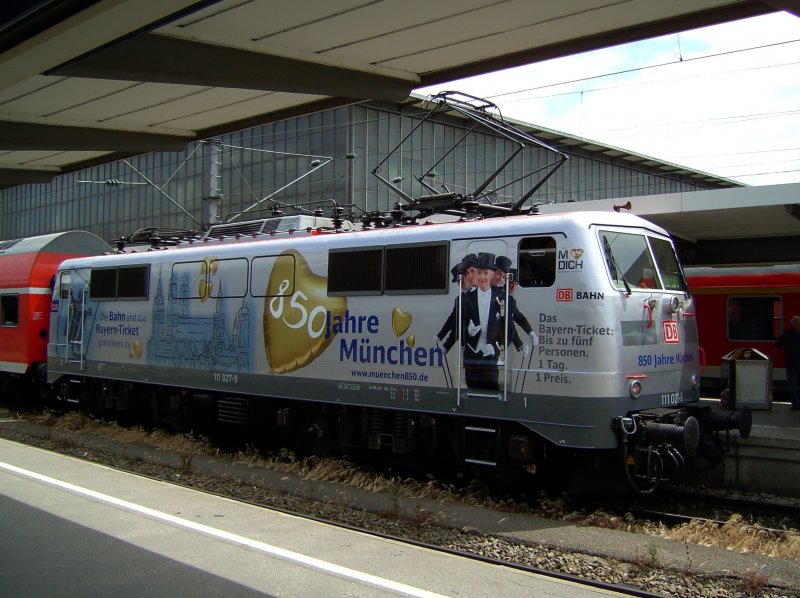 Die 111 027 (850 Jahre M�nchen) am 31.05.2008 auf Gleis 30 in M�nchen Hbf. 