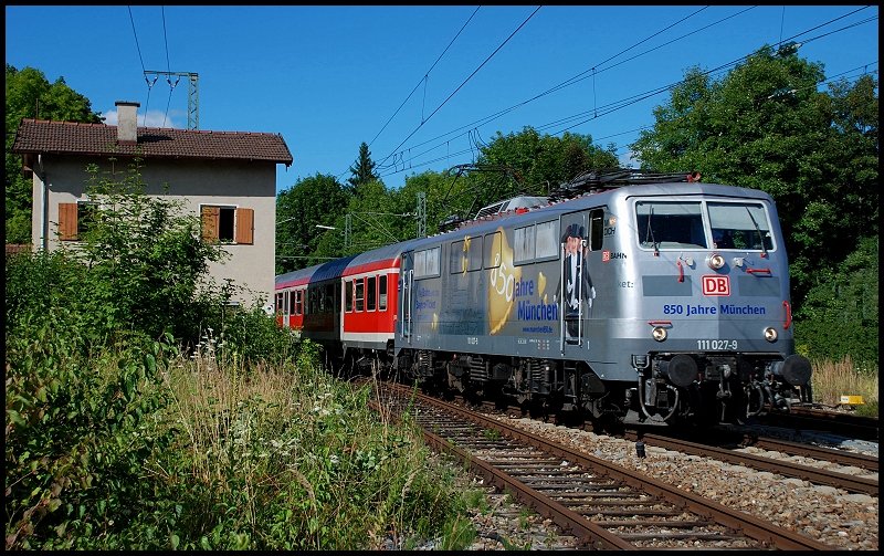 Die 111 027  850 Jahre Mnchen  bei der Einfahrt in Tutzing. Aufgenommen am 03.August 2008 bei der Bahnhofseinfahrt in Tutzing.