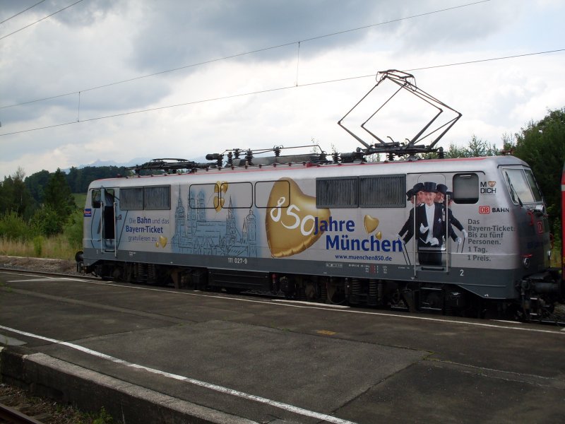 Die 111-027 in 850 Jahre Mnchen Lackierung im Bahnhof Murnau.
