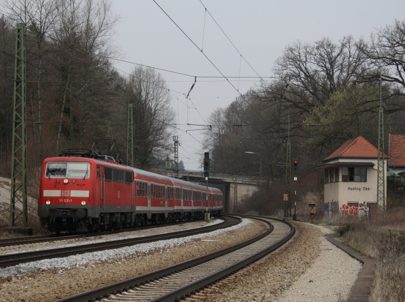Die 111 031 am 04.04.2009 mit der RB nach Salzburg bei der Einfahrt in Aling. 