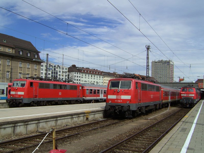 Die 111 042, die 111 034 und die 218 461 mit ihren Regionalzgen am 04.08.2008 in Mnchen Hbf. 