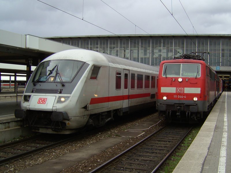 Die 111 044 am 06.02.2008 bei der ausfahrt aus M�nchen Hbf (Gleis 11) mit einer RB nach Salzburg. Auf Gleis 12 Steht ein IC abfahrbereit.     