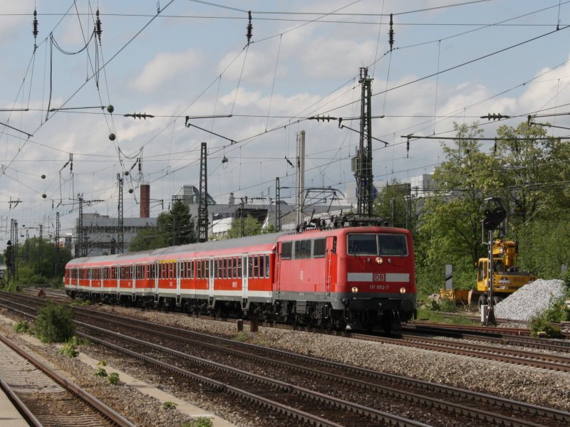 Die 111 052 am 16.05.2009 bei der Durchfahrt am Heimeranplatz (M�nchen)(Bahnbildertreffen)