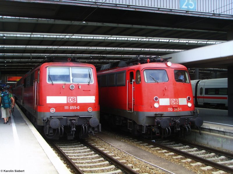 Die 111 055 und die 110 343 in Mnchen (Hauptbahnhof) am 02.08.2007