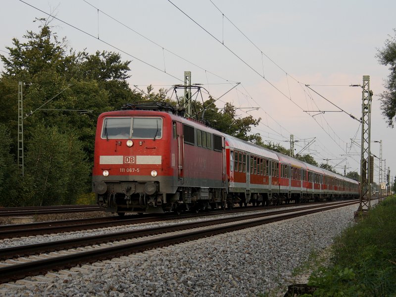 Die 111 067 am 28.08.2009 mit einem RE bei der Durchfahrt in Haar (M�nchen). 
