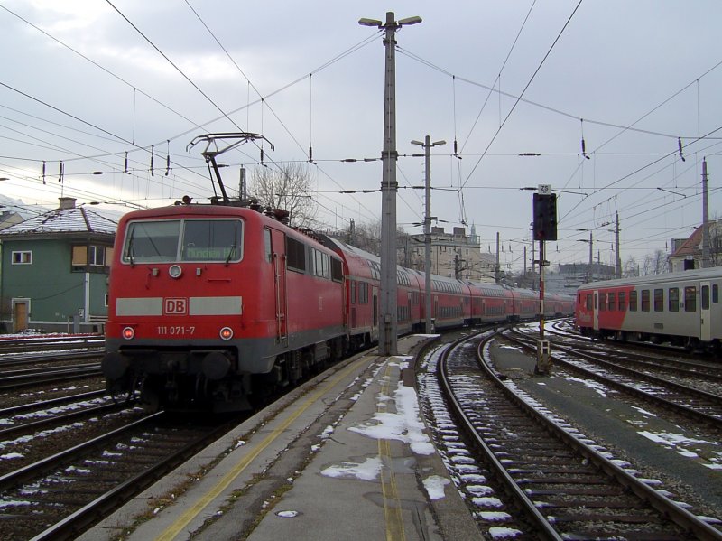 Die 111 071 am 05.01.2008 mit einem RE nach Mnchen bei der Ausfahrt aus Salzburg Hbf. 