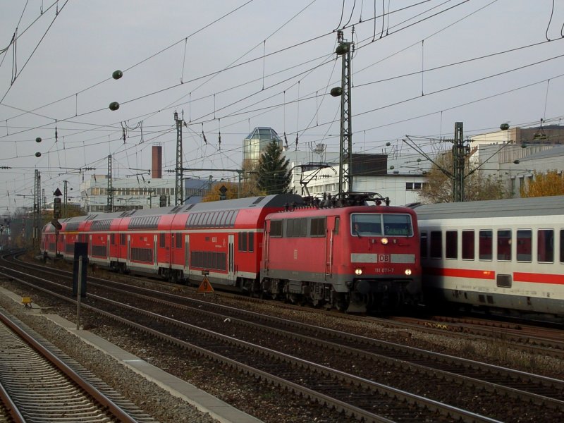 Die 111 071 am 08.11.2008 mit dem RE nach Salzburg bei der Durchfahrt am Heimeranplatz (M�nchen)