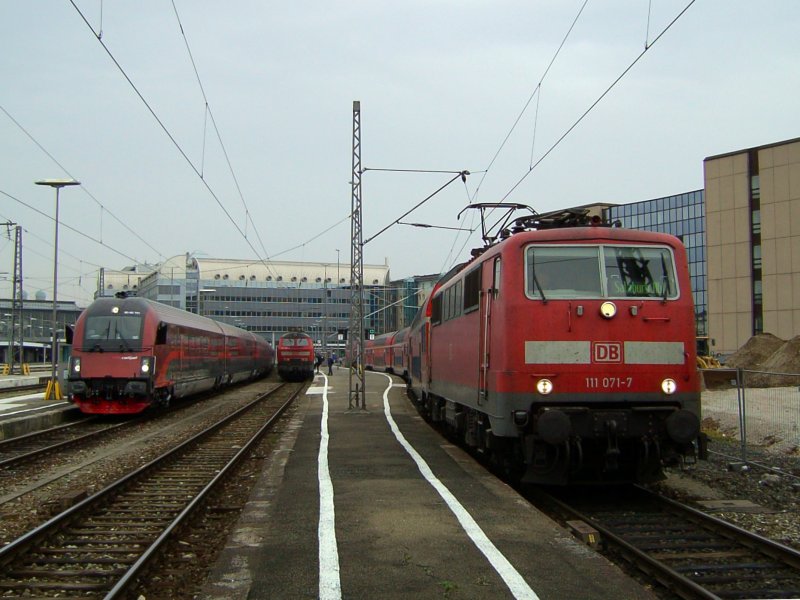 Die 111 071 am 08.11.2008 bei der Ausfahrt aus dem M�nchner Hbf. Im Hintergrund ist der railjet zu sehn. 