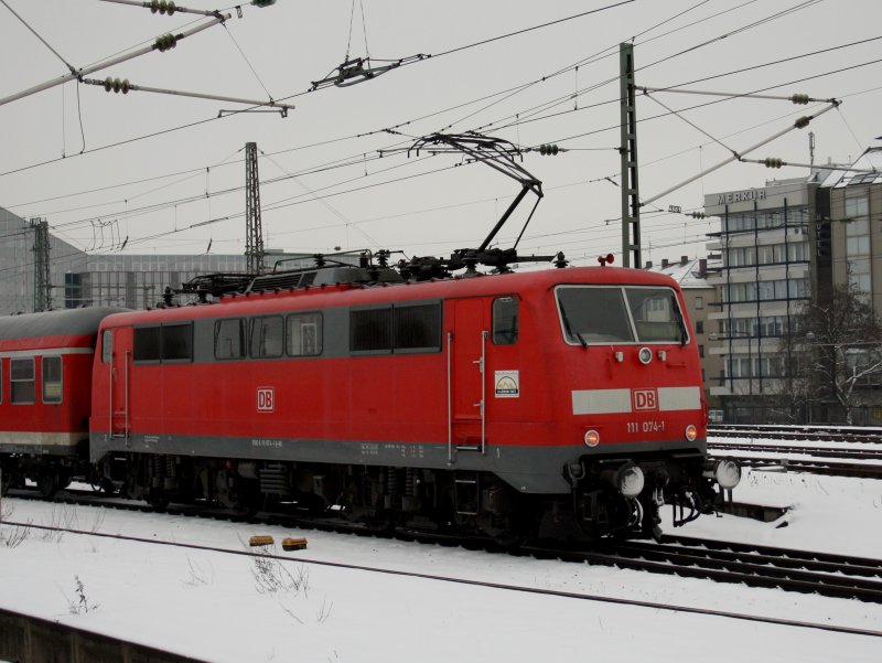 Die 111 074 am 20.02.2009 bei der Einfahrt mit einer RB in den N�rnberger Hbf. 