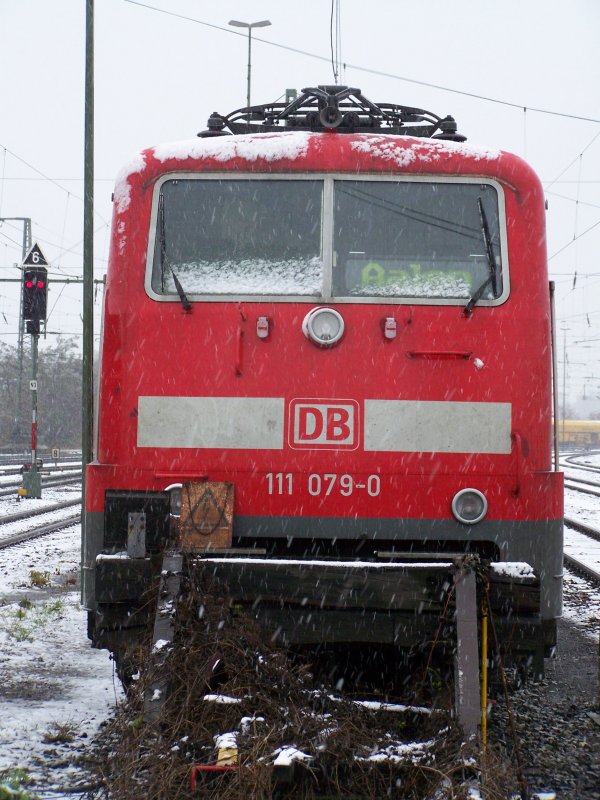 Die 111 079-0 steht am 10.November 2007 im Abstellbereich des Bahnhofes Aalen.