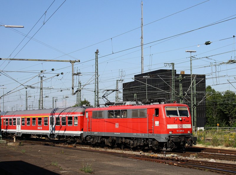 Die 111 079 am 01.08.2009 bei der Einfahrt in den Stuttgarter Hbf. 
