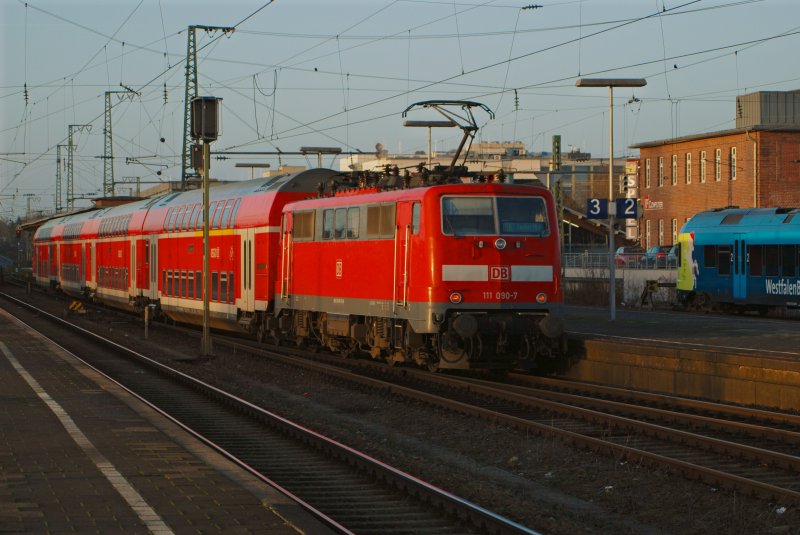 Die 111 090 am 22/12/08 im Bahnhof Rheine