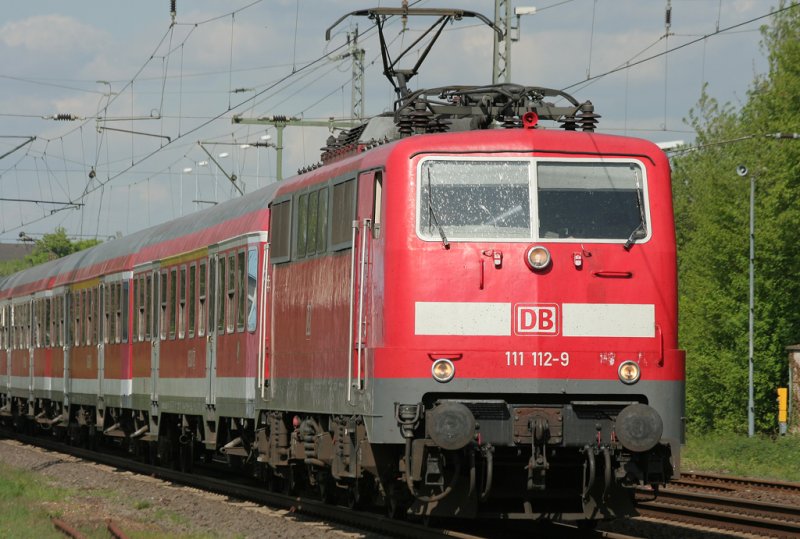 Die 111 112-9 zieht den RE4 Verstrker aus Geilenkirche am 22.04.2009