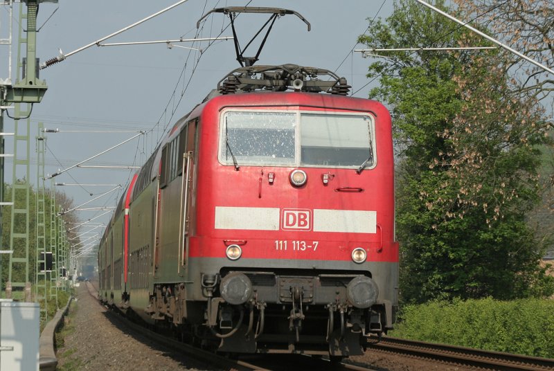 Die 111 113-7 auf dem RE4 von Dortmund nach Aachen am 20.04.2009 in Geilenkirchen
