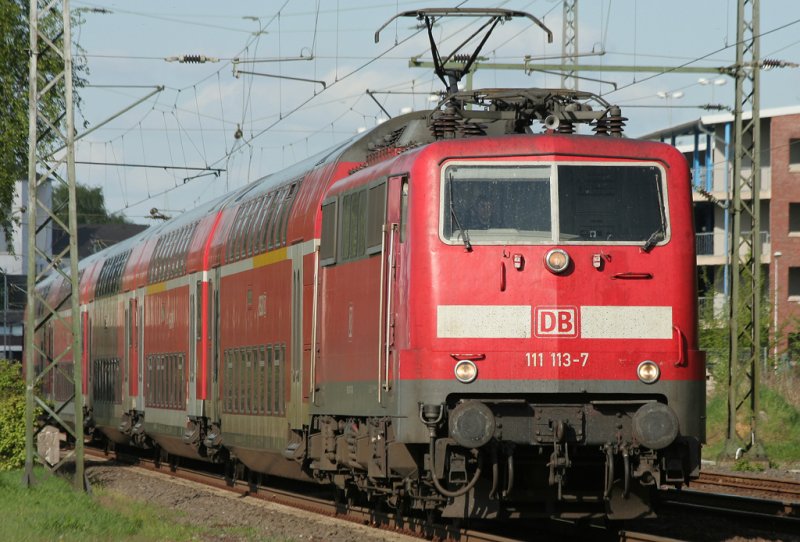 Die 111 113-7 mit dem RE4 von Dortmund nach Aachen whrend der Ausfahrt in Geilenkirchen am 22.04.2009