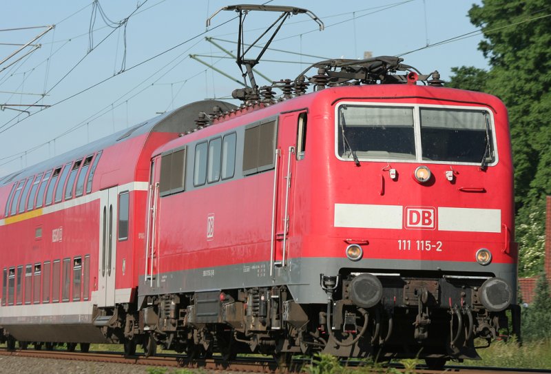 Die 111 115-2 zieht ihren RE4 durch Geilenkirchen am 29.05.2009