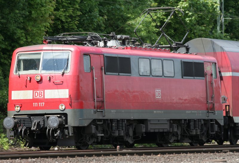 Die 111 117 auf dem RE4 in Aachen West am 16.05.2009