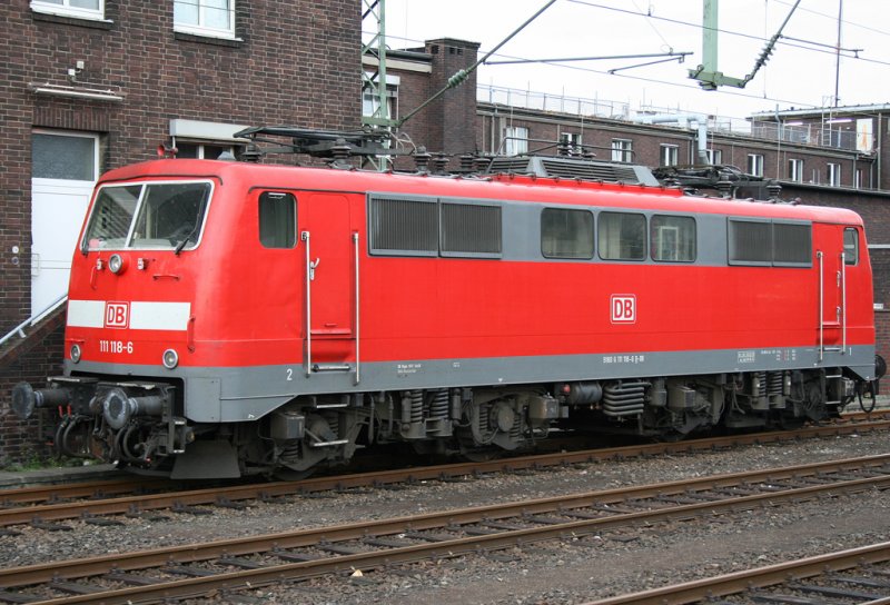 Die 111 118-6 steht Lz abgestellt in Dsseldorf HBF an einem regnerischen grauen Tag, aufgenommen am 07.10.2009