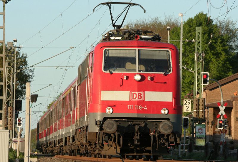 Die 111 119-4 zieht ihren RE4 Verstrker durch Geilenkirchen am 22.04.2009