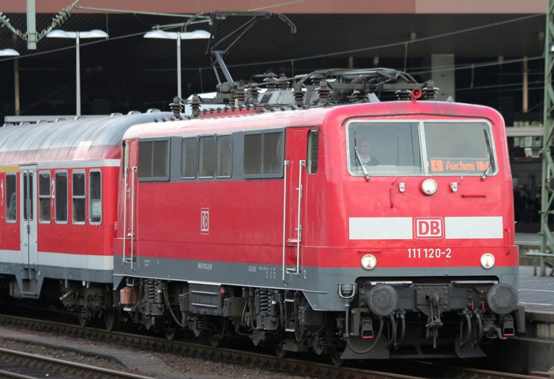 Die 111 120-2 zog den nchsten RE4 Verstrker nach Aachen, aufgrund von Umleitungen mit 5 Minuten Versptung, aufgenommen in Dsseldorf am 04.09.2009