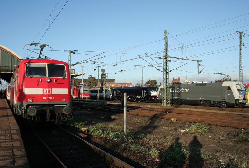 Die 111 126-9 mit dem RE13 nach Venlo, ein ER20, 127 100, eine Dispo BR 189 und neue Siemens BR 18 prsentieren sich in Mnchengladbach am 13.09.2009