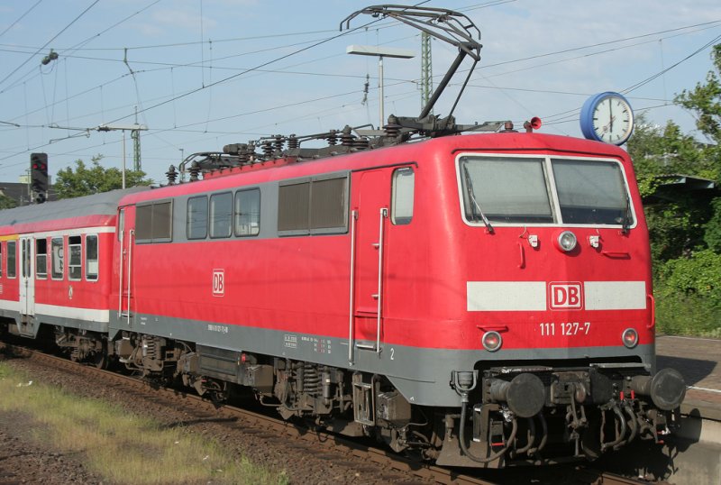 Die 111 127-7 auf dem RE13 von Venlo nach Hamm in Neuss am 24.05.2009