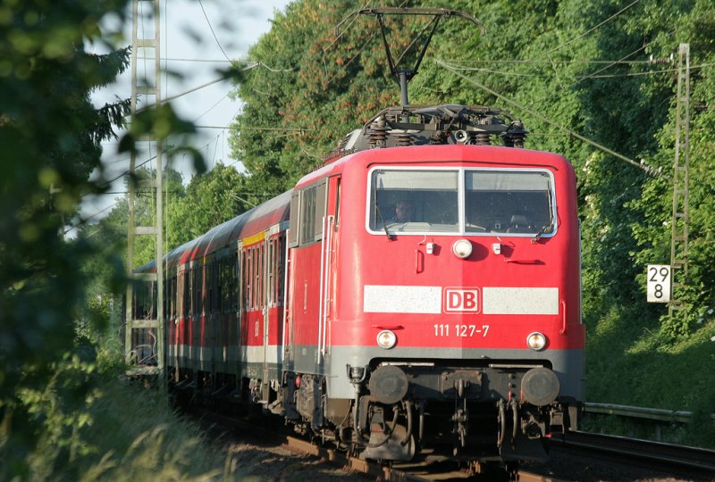 Die 111 127-7 zieht ihren RE4 Verstrker durchs Grne am 29.05.2009 bei Geilenkirchen