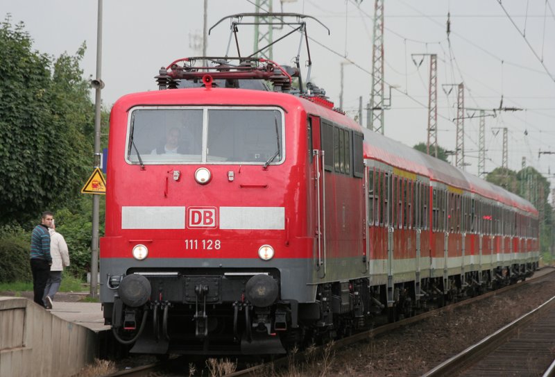 Die 111 128 mit orientrotem Stromabnehmer zog heute die RB35 von D�sseldorf nach Wesel �ber Oberhausen Sterkrade, aufgenommen am 20.07.2009