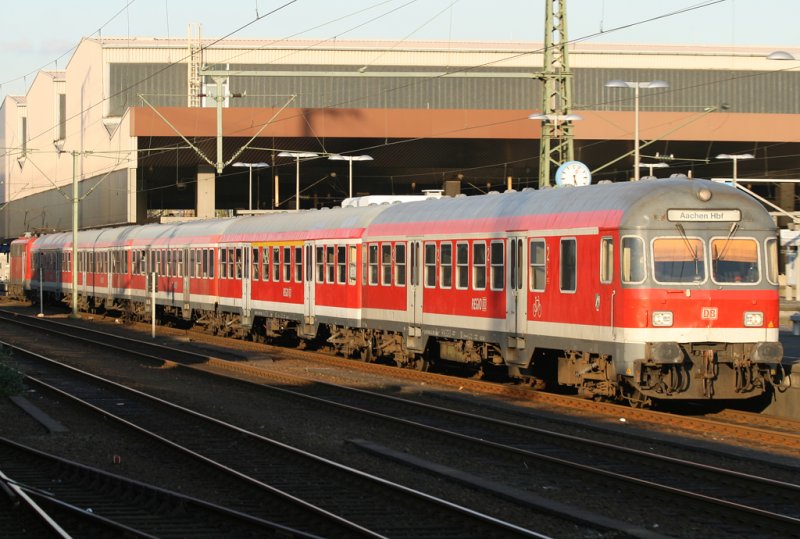 Die 111 128 schiebt den Karlsruher Steuerwagen als RE4 aus D�sseldorf HBF zum n�chsten Halt Neuss, aufgenommen am 10.10.2009