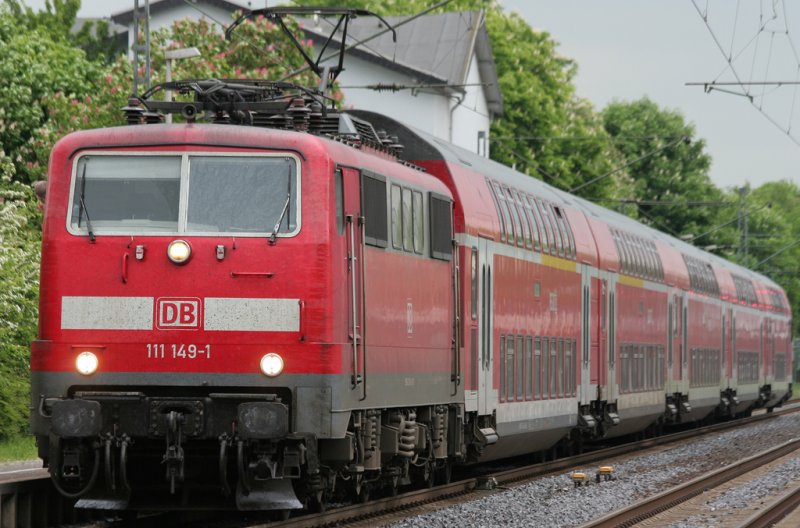 Die 111 149-1 auf dem RE4 von Dortmund nach Aachen in Geilenkirchen am 08.05.2009