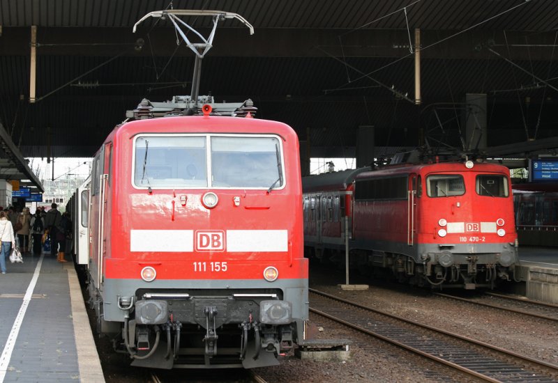 Die 111 155 mit dem RE13 und die 110 470-2 mit der RB35 pr�sentieren die westlichen Altbaulokgenerationen, bildlich und sinngem�� macht die BR110 in NRW leider langsam ihren Abgang, aufgenommen in D�sseldorf HBF am 16.10.2009