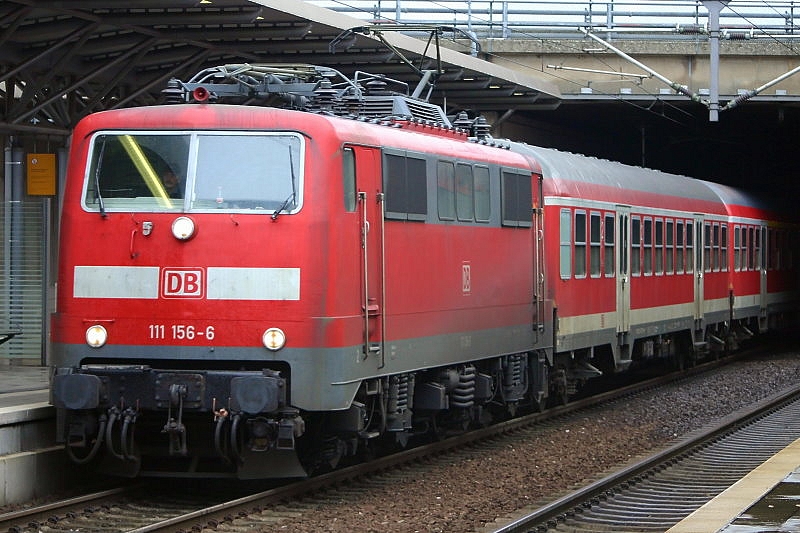 Die 111 156-6 vor einem RE aufgenommen am 12.02.2005 in Lohausen Flughafen am Fernbahnhof.