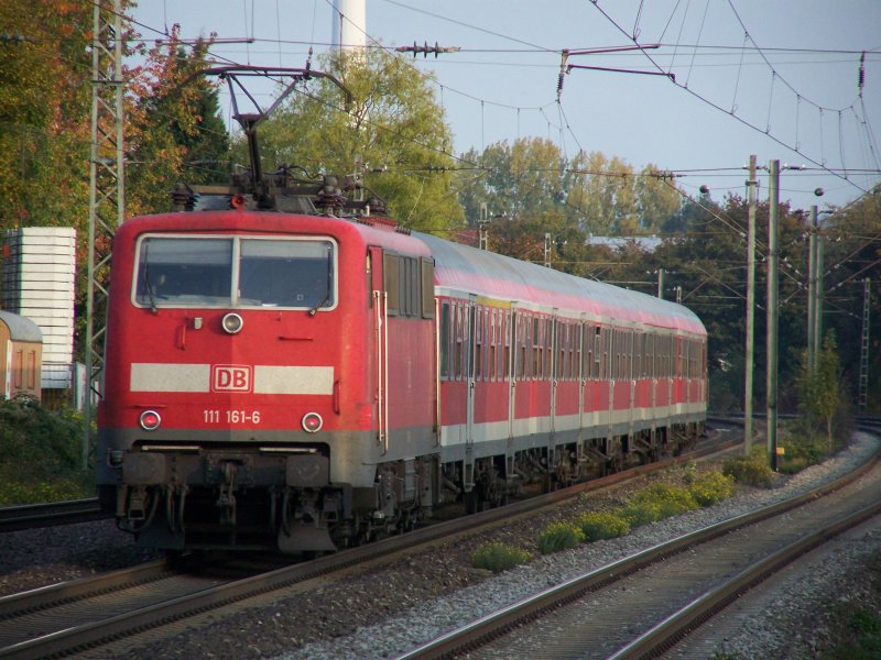 Die 111 161-6 fuhr am 13.oktober 2007 mit einem Regionalzug. Hier Aufgenommen zwsichen Esslingen und Plochingen.