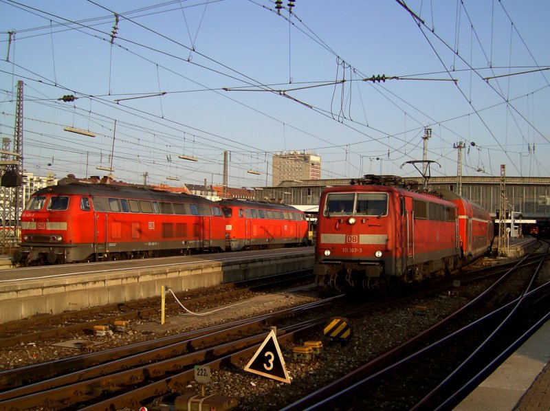 Die 111 167 mit einem RE am 08.11.2008 bei der Ausfahrt aus Mnchen Hbf, neben an sind 218 426 und eine weitere abgestellt. 