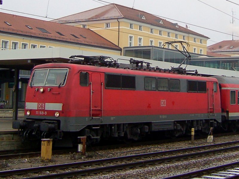 Die 111 169 am 21.12.2007 auf Gleis 5 in Regensburg Hbf. 