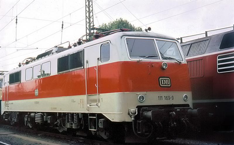 Die 111 169 (Bw Dsseldorf) in ihrer ersten Farbversion, abgestellt, neben einer V200, im Bw Hagen Eck. Aufn. 1981