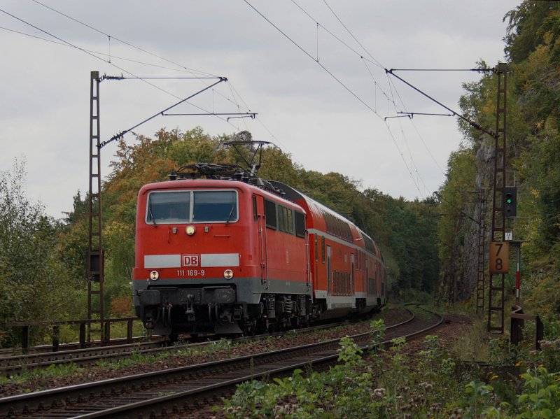 Die 111 169 mit einem RE nach Nrnberg am 05.09.2009 unterwegs bei Etterzhausen.