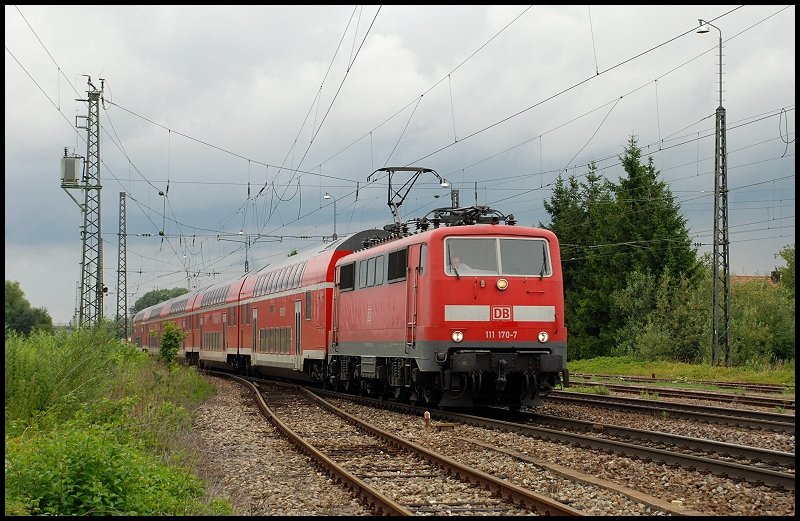 Die 111 170 ist mit einem Regionalzug nach Mnchen Hbf unterwegs. Aufgenommen bei Reichertshofen im Juli 2008.