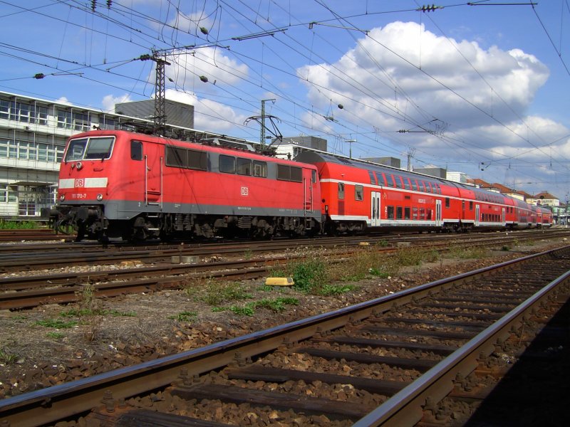 Die 111 170 mit einem RE am 26.08.2008 bei der Ausfahrt aus dem Regensburger Hbf. 