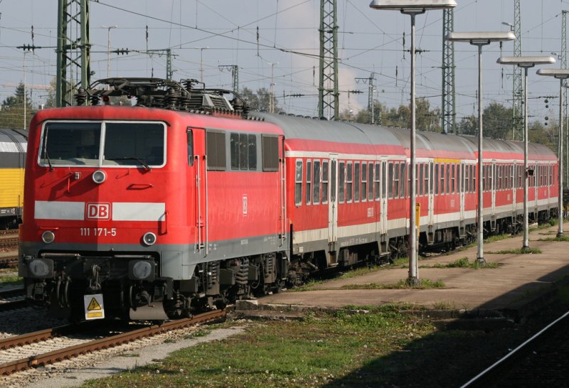 Die 111 171-5 steht mit Bn-Wagen in einem Bahnhof kurz hinter Regensburg, aufgenommen am 20.10.2009